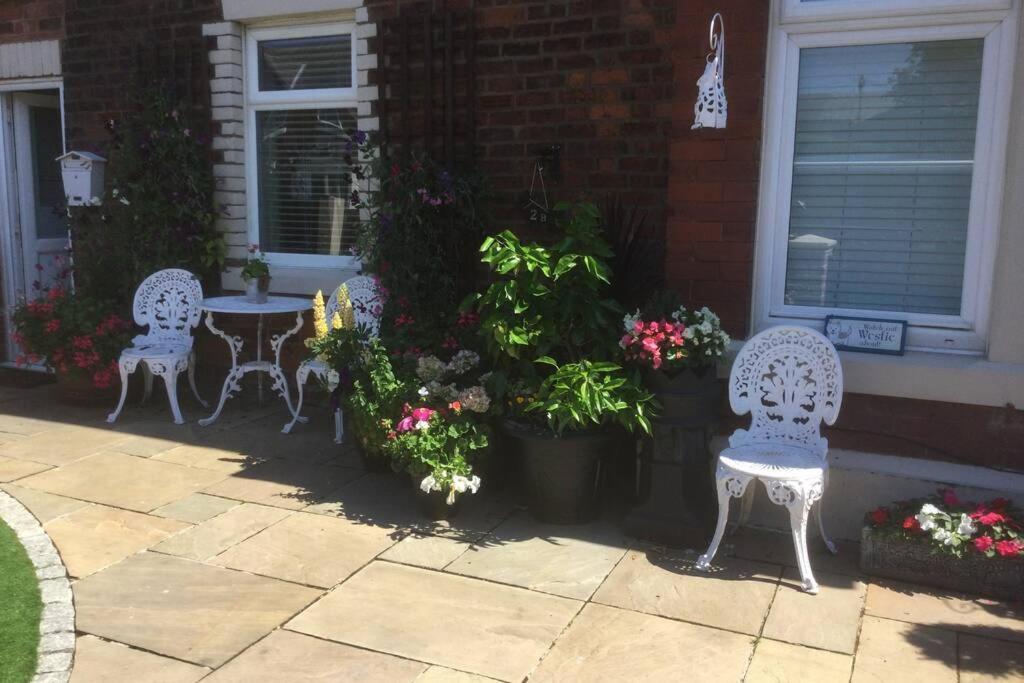 Leafy Lytham Central Lovely Ground Floor 1 Bedroom Apartment With Private Garden In Lytham Dog Friendly Литам-Сент-Эннс Экстерьер фото